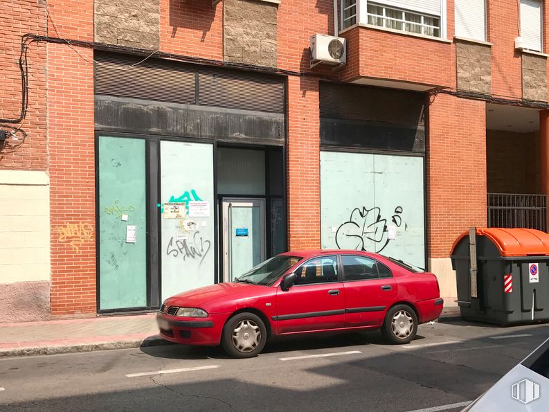 Local en venta en Calle Fragata, Carabanchel, Madrid, 28019 con neumático, coche, luz de estacionamiento, rueda, luz de posición lateral para automóviles, vehículo, ventana, iluminación del automóvil, edificio y planta alrededor