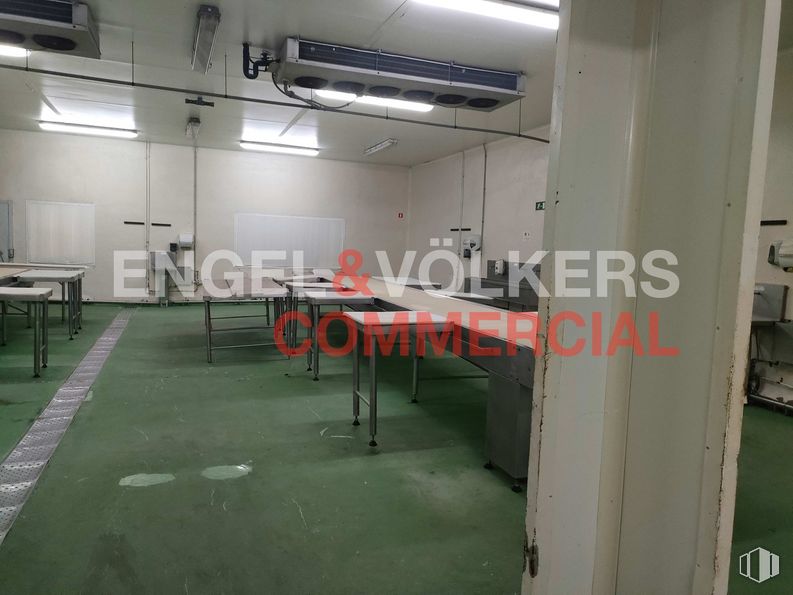 Nave en alquiler en Calle Aragoneses, 16, Alcobendas, Madrid, 28108 con mesa, edificio, suelo, piso, gas, accesorio, ingeniería, pasillo, diseño automotriz y techo alrededor