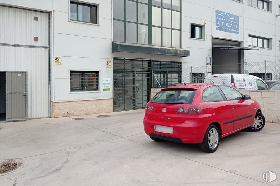 Nave en alquiler en Calle Solidaridad, Getafe, Madrid, 28906 con coche, ventana, neumático, rueda, luz de estacionamiento, matrícula del vehículo, vehículo, luces traseras y de freno, iluminación del automóvil y neumático de automoción alrededor