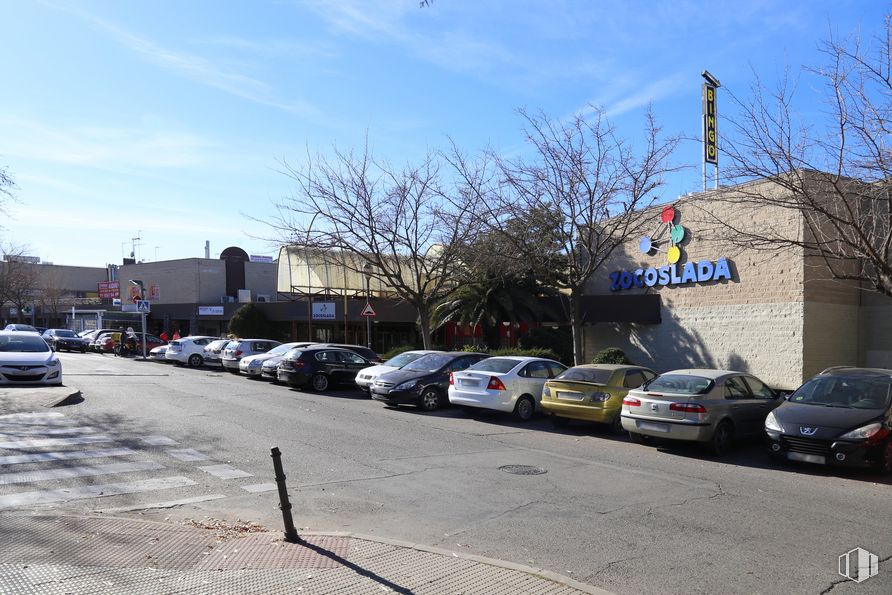 Retail for sale at C.C. Zocoslada, Avenida de España, 23, Coslada, Madrid, 28820 with car, building, automotive parking light, land vehicle, sky, wheel, cloud, tire, vehicle and motor vehicle around