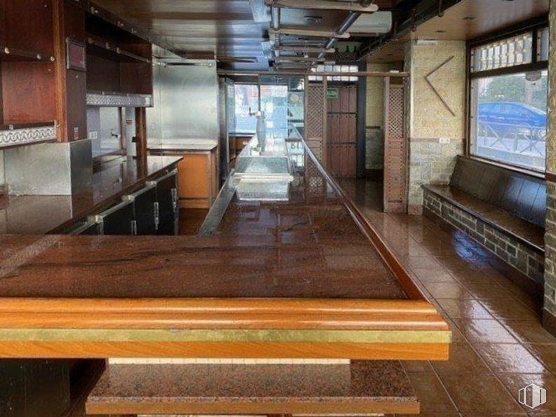 Retail for sale at Calle Corregidor Alonso de Tobar, Moratalaz, Madrid, 28030 with countertop, window, wood, interior design, flooring, floor, building, hardwood, door and varnish around