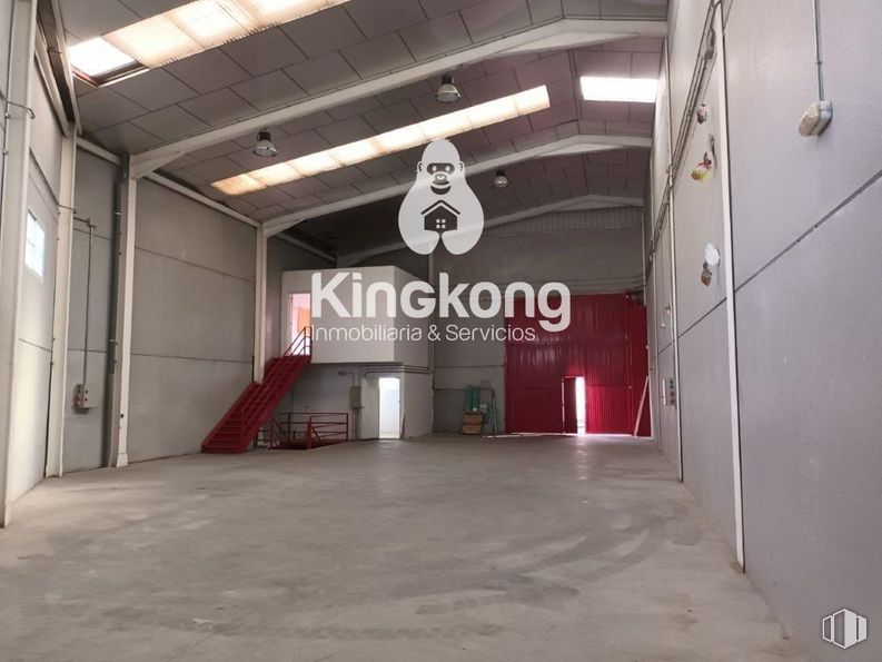 Industrial for sale at Zona industrial, Campo Real, Madrid, 28510 with lighting, building, floor, flooring, ceiling, concrete, font, room, facade and hall around