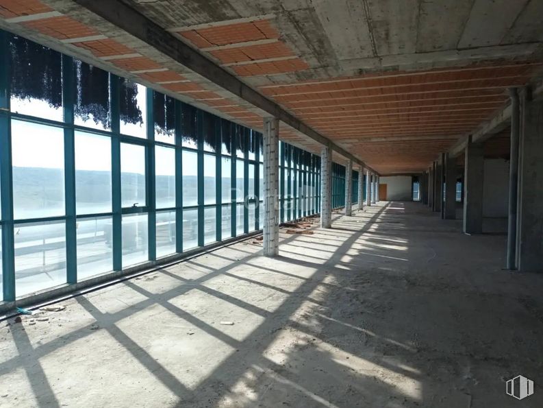 Office for sale at Calle Francisco Medina Mendoza, 39, Cabanillas del Campo, Guadalajara, 19171 with wood, sky, floor, shade, tints and shades, flooring, facade, symmetry, city and water around