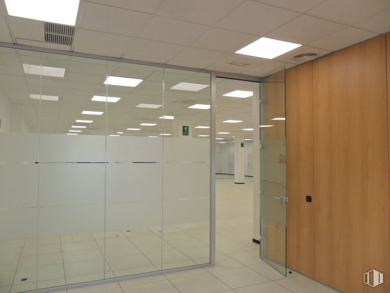 Office for rent at Edificio 1B (22-B), Calle Casas de Miravete, 22-24, Villa de Vallecas, Madrid, 28031 with light fixture, lighting, flooring, floor, interior design, ceiling, glass, door, composite material and commercial building around