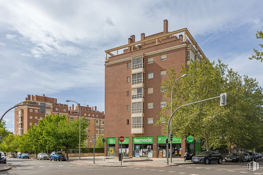 Local en alquiler en Calle Pinar de San José, 23, Carabanchel, Madrid, 28054 con coche, edificio, cielo, nube, rueda, ventana, árbol, vehículo, luz de la calle y arquitectura alrededor