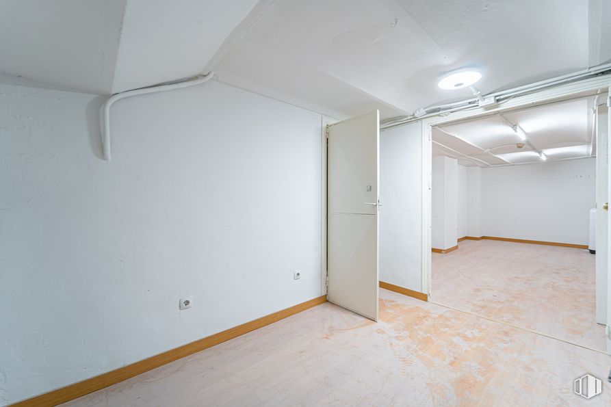 Local en venta en Calle Fernández de la Hoz, Chamberí, Madrid, 28003 con puerta, lámpara, edificio, madera, suelo, accesorio, hall, casa, suelos y material compuesto alrededor