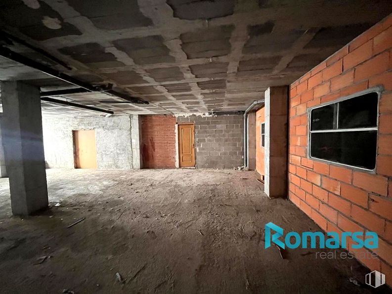 Retail for sale at Calle Rejero Lorenzo de Ávila, Ávila, 05004 with window, door, floor, ceiling, flooring, composite material, concrete, brickwork, brick and building material around