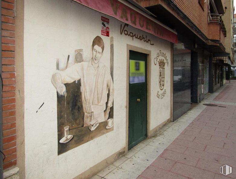 Local en venta en Casco urbano, Torrejón de Ardoz, Madrid, 28850 con persona, edificio, puerta, ventana, casa, arte, pared, ladrillo, fachada y acera alrededor