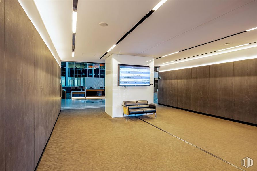 Oficina en alquiler en Avenida Partenón, 16-18, Barajas, Madrid, 28042 con silla, alumbrado, interiorismo, suelo, suelos, hall, edificio, techo, evento y ciudad alrededor