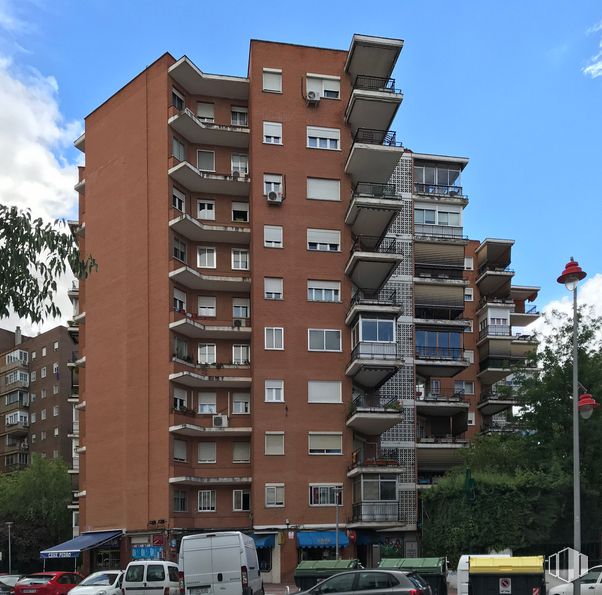 Retail for sale at Calle Empecinado, 62, Móstoles, Madrid, 28937 with building, van, car, sky, property, window, tire, cloud, wheel and tree around