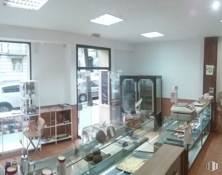 Retail for sale at Calle Martín de los Heros, Moncloa - Aravaca, Madrid, 28008 with chair, luggage & bags, furniture, building, fixture, interior design, window, table, floor and desk around