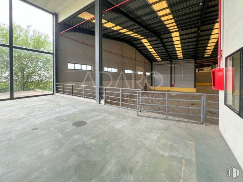 Industrial for sale & for rent at Zona industrial, Valdemoro, Madrid, 28343 with window, shade, wood, tree, building, beam, composite material, ceiling, concrete and flooring around