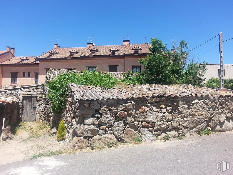 Land for sale at Casco antiguo, Ávila, 05194 with building, sky, property, plant, window, land lot, bedrock, tree, residential area and landscape around