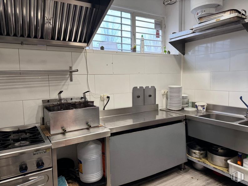 Retail for sale at Punta Galea, Las Rozas de Madrid, Madrid, 28290 with kitchen appliance, window, home appliance, gas stove, kitchen, major appliance, countertop, kitchen stove, stove and lighting around