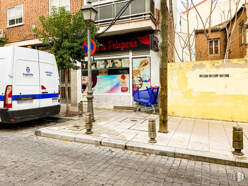 Retail for sale at Calle Fuente, 25, Leganés, Madrid, 28911 with van, building, window, vehicle, road surface, mode of transport, tire, motor vehicle, automotive lighting and asphalt around