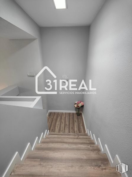 Retail for rent at Zona Peñagrande, Fuencarral - El Pardo, Madrid, 28035 with building, stairs, grey, wood, window, floor, house, flooring, symmetry and tints and shades around