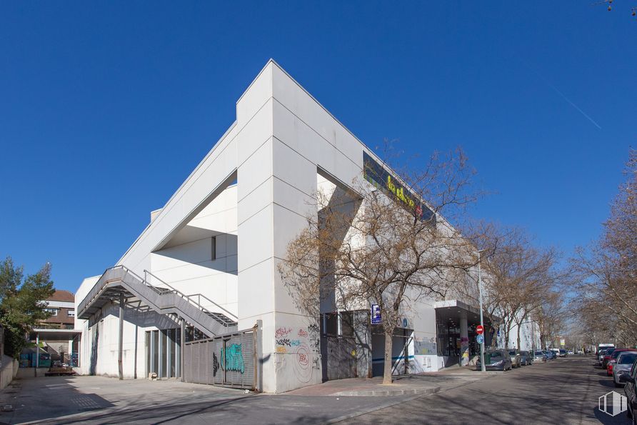 Retail for sale at Centro Comercial Henares 2, Calle Nazario Calonge, 24, San Fernando de Henares, Madrid, 28830 with building, sky, tree, urban design, neighbourhood, residential area, facade, city, road surface and road around