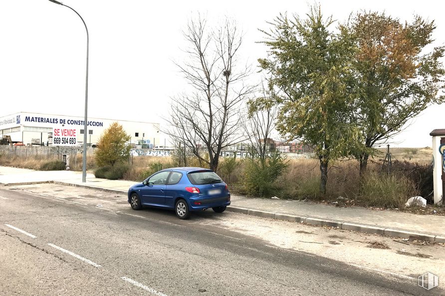 Suelo en venta en Avenida América, 14, Alcorcón, Madrid, 28922 con coche, luz de la calle, luz de estacionamiento automotriz, neumático, planta, vehículo, rueda, iluminación automotriz, vehículo motorizado y cielo alrededor