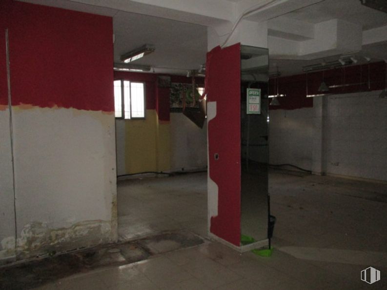 Retail for rent at Zona Fuencarral, Fuencarral - El Pardo, Madrid, 28034 with window, building, fixture, floor, material property, flooring, composite material, gas, tints and shades and ceiling around