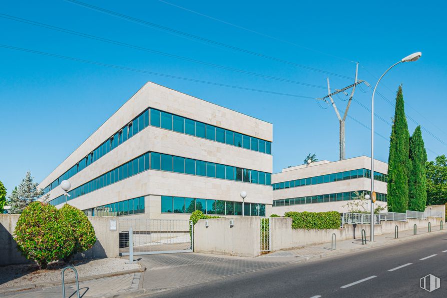 Oficina en alquiler en Edificio América II, Calle Proción, 7, Moncloa - Aravaca, Madrid, 28023 con edificio, planta, cielo, propiedad, luz de la calle, árbol, arquitectura, diseño urbano, terreno y barrio alrededor