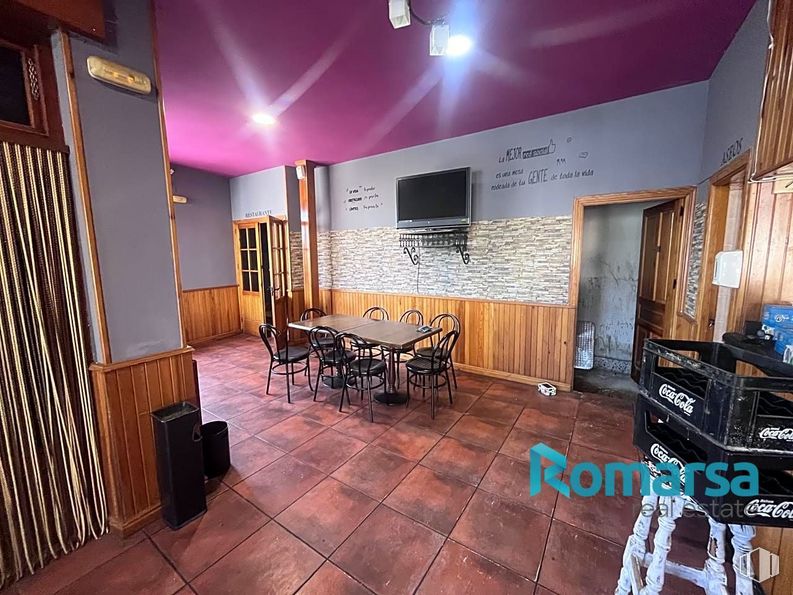 Retail for sale & for rent at Valle de Amblés, Muñogalindo, Ávila, 05530 with kitchen & dining room table, table, television, chair, property, furniture, lighting, purple, interior design and decoration around