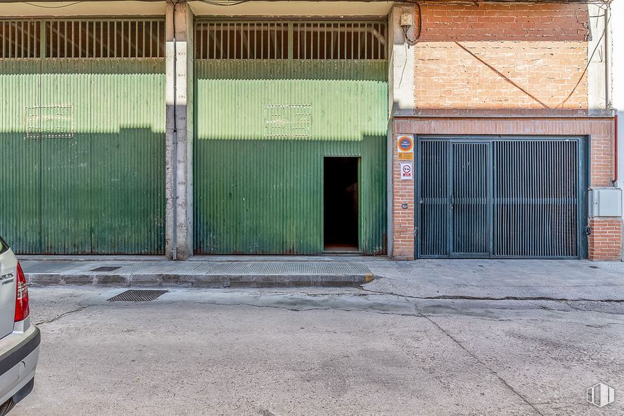 Retail for sale & for rent at Zona Pilar, Talavera de la Reina, Toledo, 45600 with car, door, building, road surface, automotive tail & brake light, wood, asphalt, shade, brick and wall around