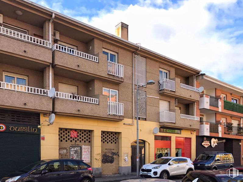 Local en venta en Calle Jacinto Benavente, 5, Villanueva de la Cañada, Madrid, 28691 con coche, ventana, rueda, neumático, luz de estacionamiento automotriz, vehículo terrestre, cielo, vehículo, edificio y nube alrededor