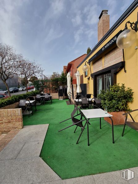 Local en venta en Calle Berro, Tres Cantos, Madrid, 28760 con mesa, cielo, nube, planta, edificio, árbol, sombra, superficie de la carretera, muebles de exterior y mesa de exterior alrededor