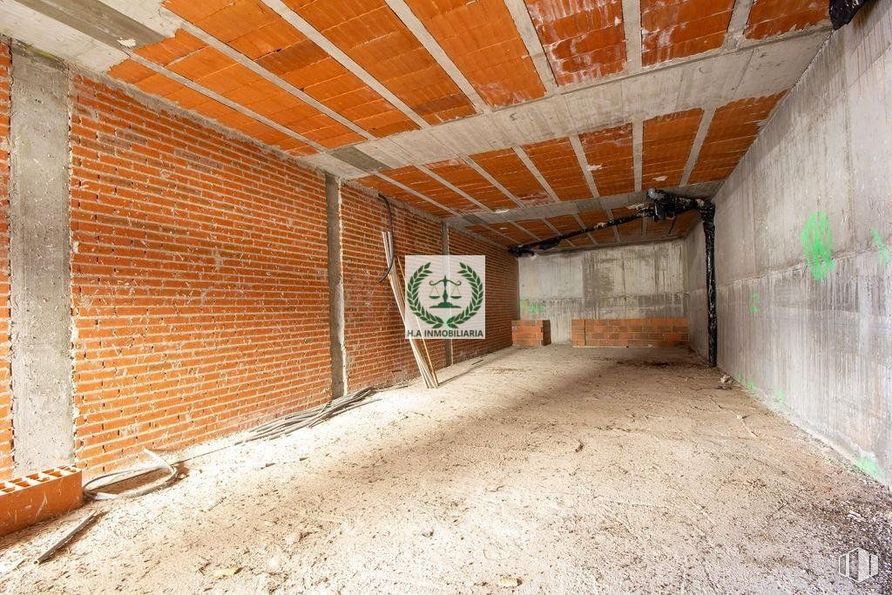 Retail for sale at Centro, Venturada, Madrid, 28729 with wood, interior design, brick, brickwork, floor, flooring, real estate, ceiling, building and building material around