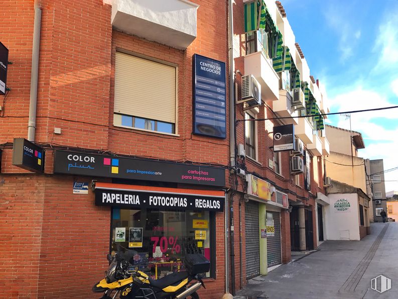 Local en alquiler y venta en Calle Coronados, 10, Pinto, Madrid, 28320 con ventana, edificio, persona, motocicleta, cielo, nube, barrio, neumático, diseño urbano y superficie de carretera alrededor