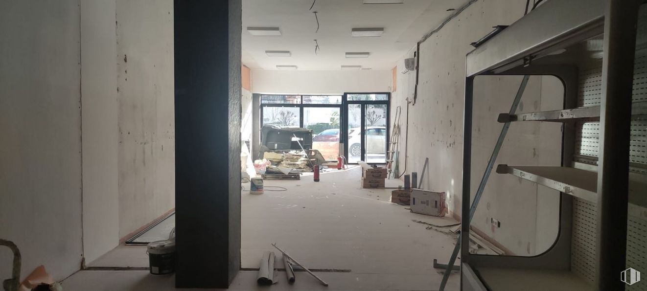 Retail for rent at Carretera Boadilla - Majadahonda, Majadahonda, Madrid, 28220 with fixture, wood, hall, flooring, gas, ceiling, space, engineering, machine and glass around