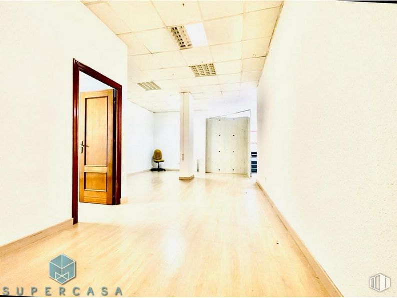 Retail for sale & for rent at Ronda Buenavista, Toledo, 04005 with door, fixture, building, wood, hall, flooring, floor, real estate, ceiling and paint around