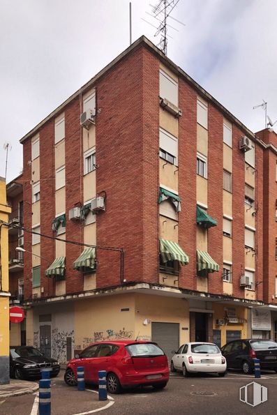 Retail for sale at Calle Santa Sabina, 4, Talavera de la Reina, Toledo, 45600 with car, building, wheel, tire, land vehicle, sky, property, vehicle, window and plant around