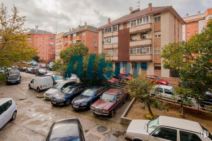 Local en venta en Calle de Alejandro Rodríguez, Tetuán, Madrid, 28039 con coche, edificio, camioneta, ciudad, barrio, zona residencial, luz de estacionamiento, apartamento, coche familiar y aparcamiento alrededor