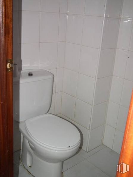 Retail for rent at Centro, El Molar, Madrid, 28710 with toilet, toilet seat, bathroom, purple, plumbing fixture, floor, flooring, plumbing, line and fixture around