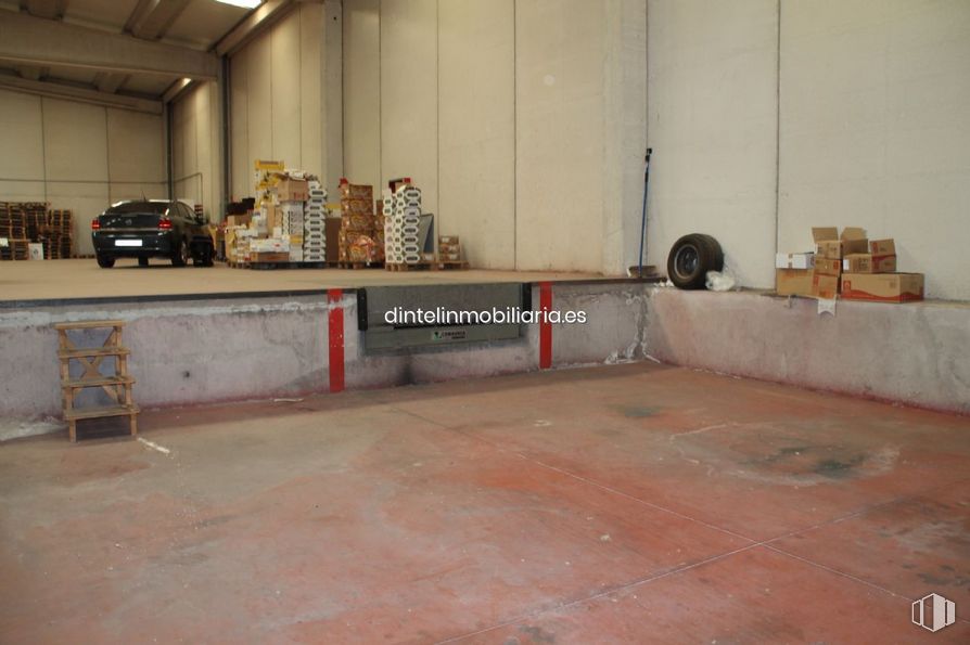 Industrial for sale at Polígono Vicolozano, Ávila, 05194 with car, chair, property, wood, flooring, tire, floor, asphalt, gas and hall around