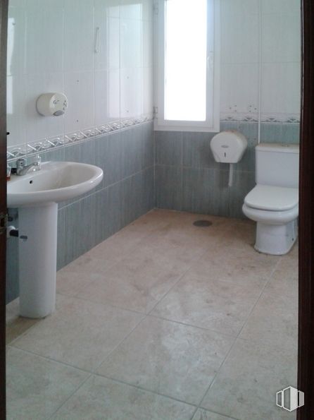 Local en venta en Calle de La Mancha, 2, Ontígola, Toledo, 45340 con inodoro, fregadero, ventana, accesorio de fontanería, lavabo de baño, accesorio, baño, grifo, morado y madera alrededor