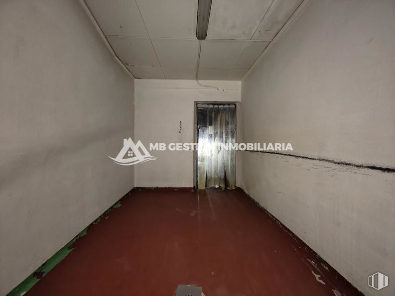 Nave en venta en Camino viejo de Getafe, Fuenlabrada, Madrid, 28946 con puerta, accesorio, suelos, edificio, suelo, madera, material compuesto, simetría, techo y hormigón alrededor