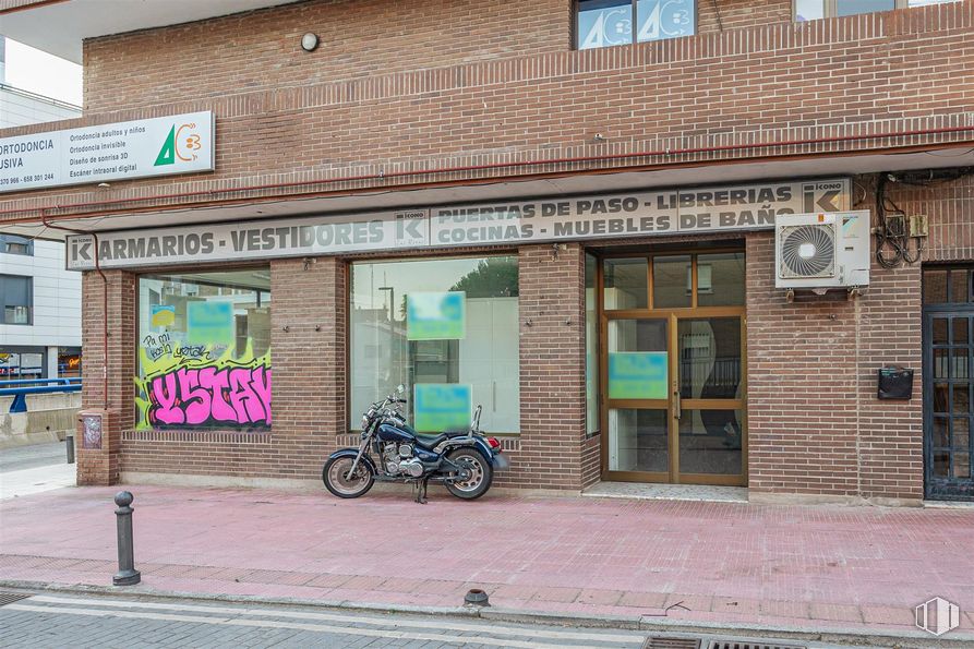 Retail for rent at Calle Real, 38, Las Rozas de Madrid, Madrid, 28230 with motorcycle, window, property, wheel, tire, brick, brickwork, architecture, building and vehicle around