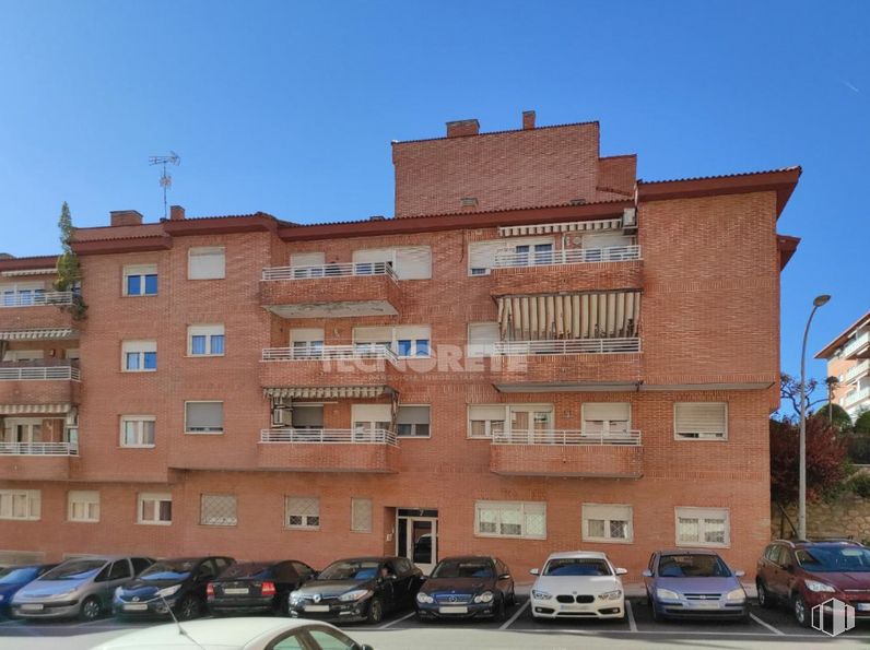 Retail for sale at Calle Juan Ramón Jiménez, Guadalajara, 19004 with car, building, wheel, sky, tire, land vehicle, property, window, vehicle and automotive parking light around