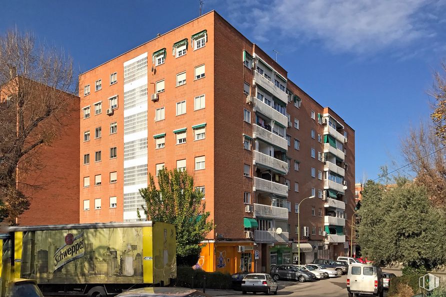 Local en alquiler y venta en Calle Carlos Arniches, 2, Móstoles, Madrid, 28935 con camión, edificio, cielo, nube, propiedad, ventana, planta, infraestructura, árbol y bloque de torre alrededor