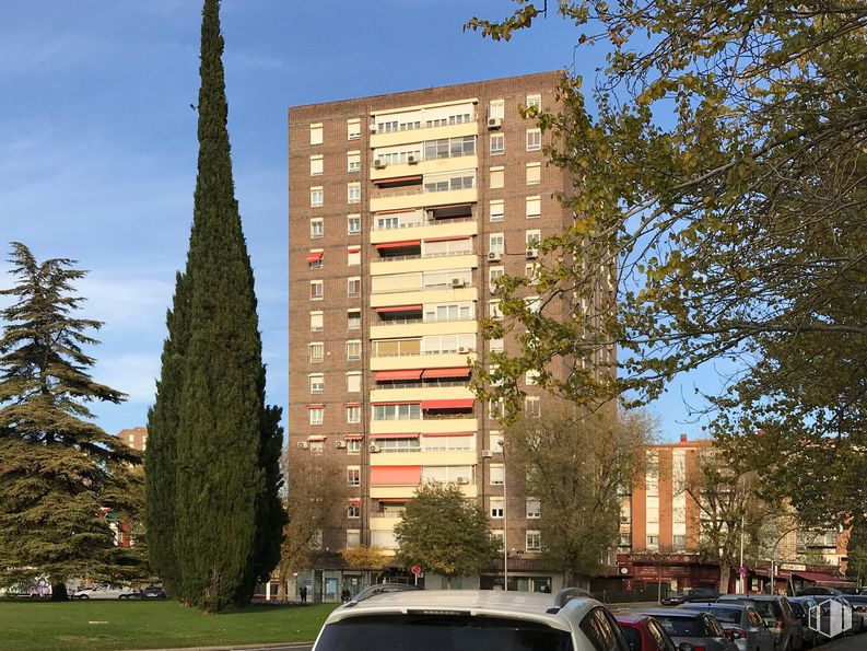 Local en venta en Zona Moratalaz, Moratalaz, Madrid, 28030 con edificio, coche, cielo, planta, árbol, bloque de pisos, arquitectura, rascacielos, diseño urbano y barrio alrededor