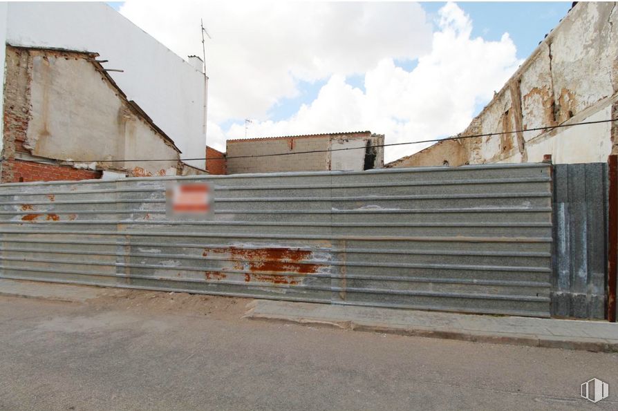 Land for sale at Calle Mirabueno, Las Pedroñeras, Cuenca, 16660 with building, cloud, sky, road surface, asphalt, wood, brickwork, land lot, brick and composite material around