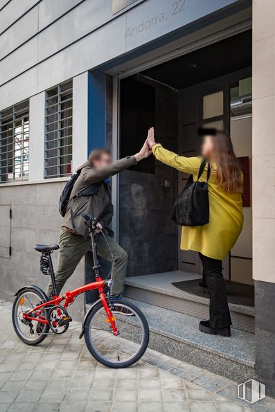 Oficina en alquiler en Calle Andorra, 22, Hortaleza, Madrid, 28043 con bicicleta, rueda de bicicleta, persona, pantalones, bolso, zapato, ventana, calzado, rueda y neumático alrededor