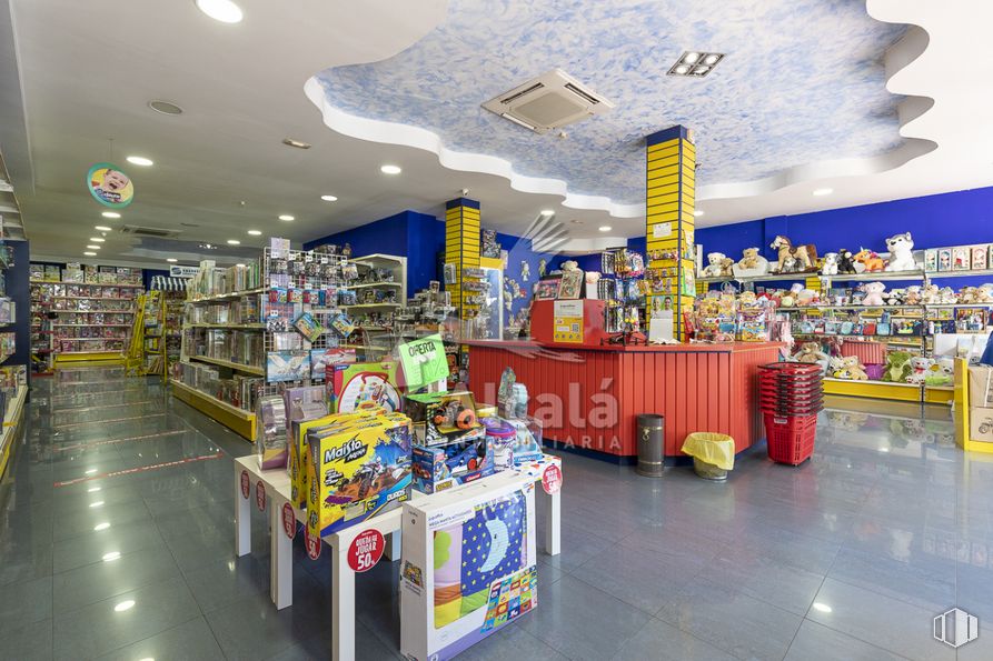 Retail for sale at Zona Centro, Alcalá de Henares, Madrid, 28805 with product, shelf, interior design, customer, retail, convenience store, shopping, fun, trade and publication around