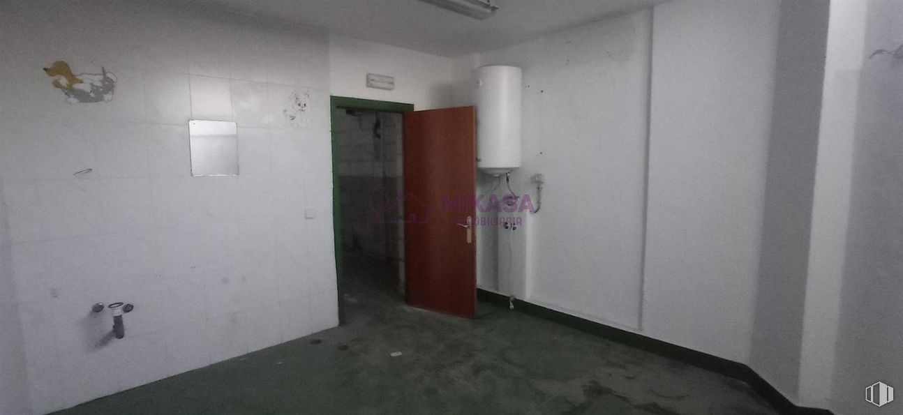 Industrial for sale at Calle Cámara de la Industria, Móstoles, Madrid, 28938 with door, wall, flooring, floor, ceiling, building material, paint, plaster, transparency and daylighting around