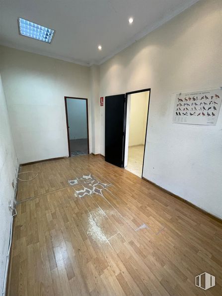 Local en alquiler en Barrio del Pilar, Fuencarral - El Pardo, Madrid, 28029 con puerta, accesorio, edificio, madera, interiorismo, hall, suelos, suelo, tinte para madera y pintura alrededor