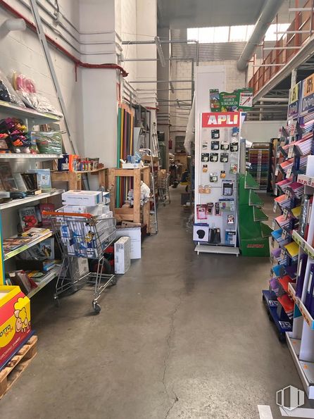 Industrial for rent at Calle Madera, Rivas-Vaciamadrid, Madrid, 28529 with packaged goods, building, shelf, publication, retail, trade, service, automotive design, customer and flooring around