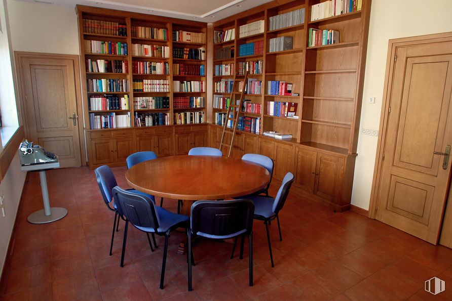 Office for sale at Calle Mayor, 8, Sonseca, Toledo, 45100 with chair, table, door, bookcase, furniture, property, shelf, shelving, wood and book around