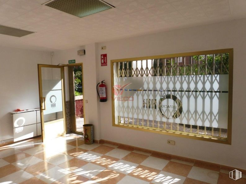 Retail for sale at Zona Hospitales, Cuenca, 16003 with cabinetry, window, fixture, building, wood, interior design, door, house, architecture and shade around